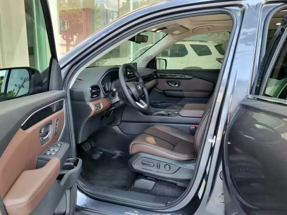 혼다 파일럿 운전석 문을 열어봤습니다.