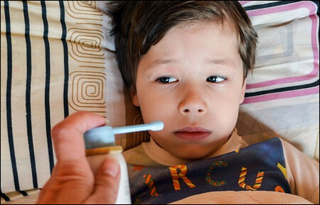 감기로 누워있는 어린이