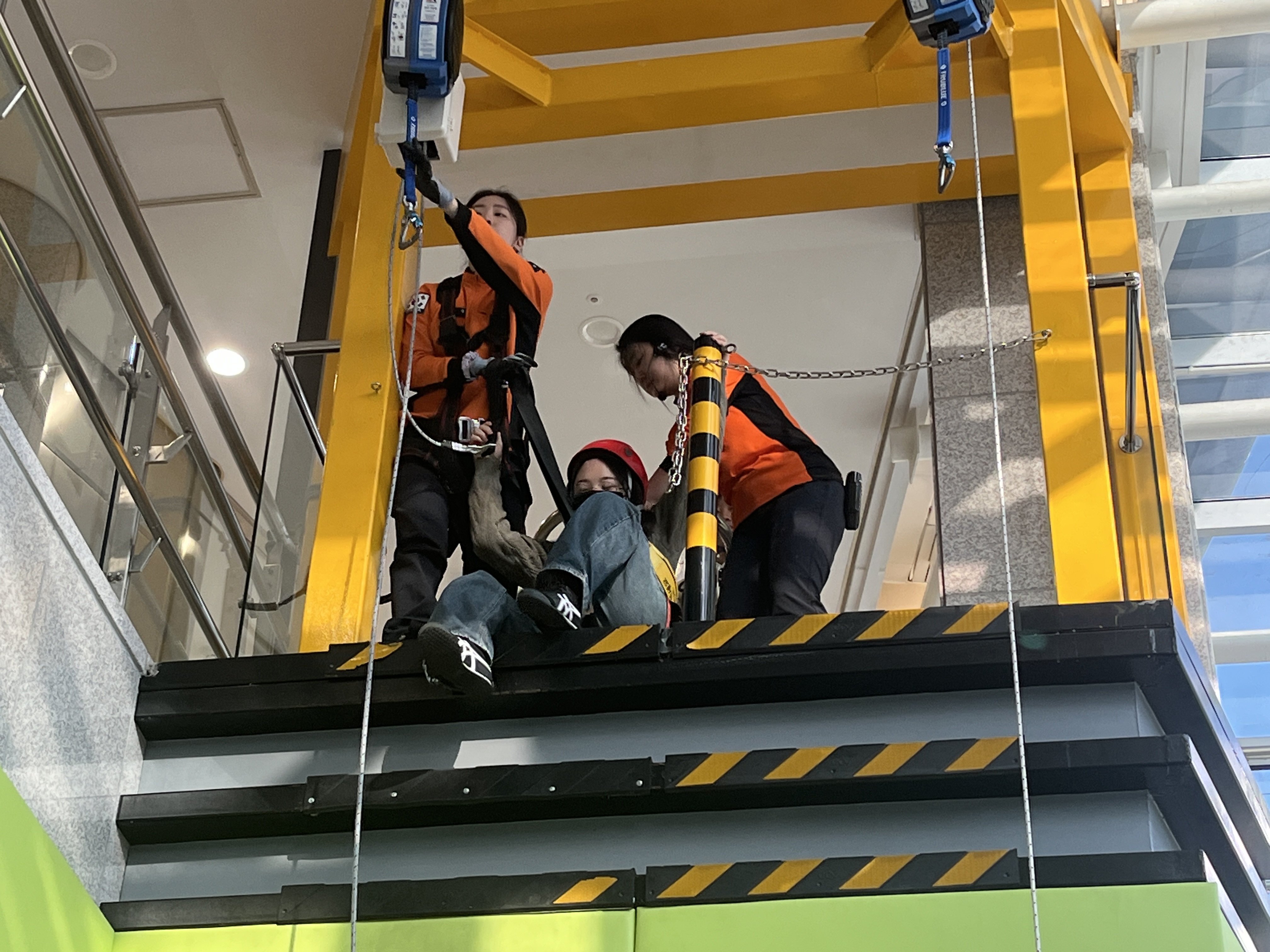 완강기체험에 참여하는 모습