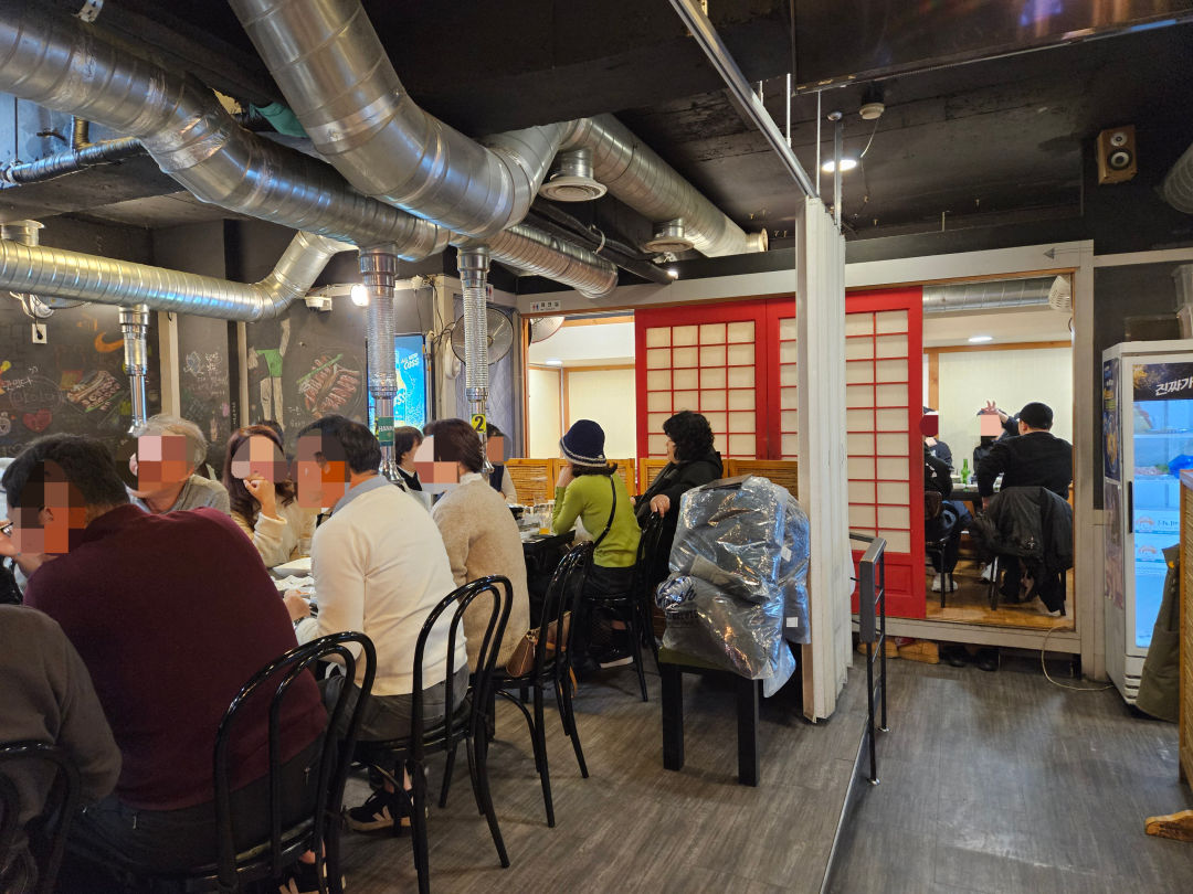 짚불구이 본가 내부