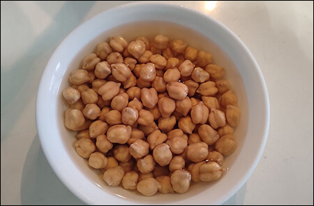 10시간동안 불린 병아리콩 모습