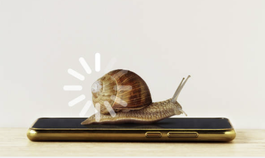 스마트폰 위에 달팽이가 놓여 있는 이미지로 느리다는걸 나타냄