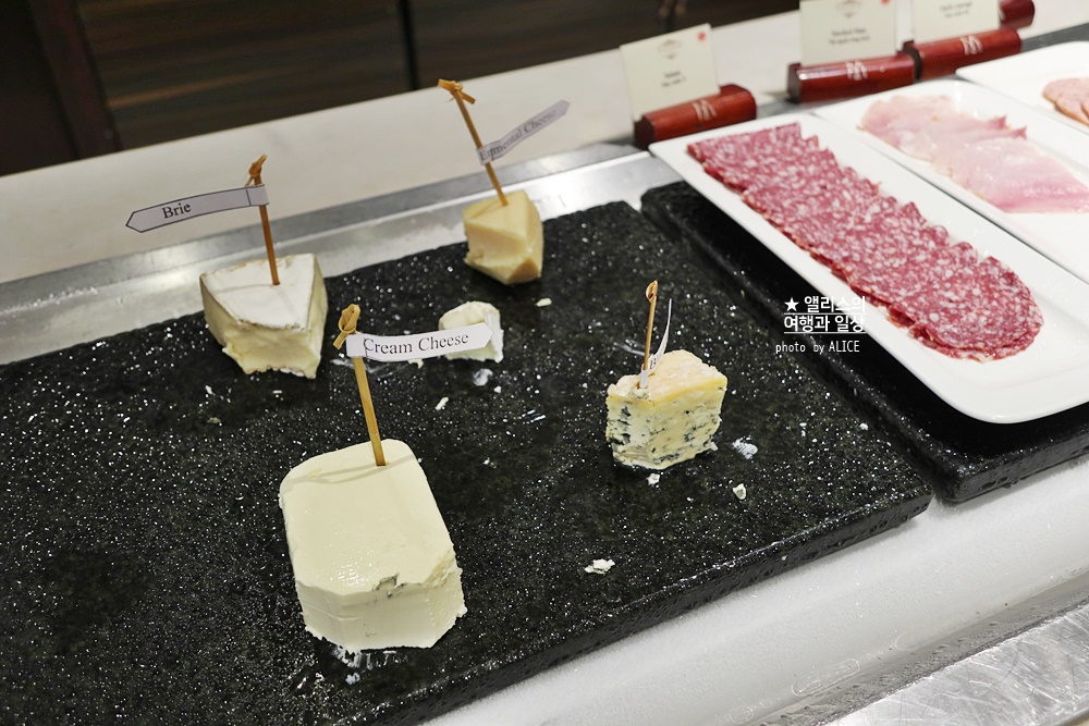 로열 호이안 엠갤러리 호텔 조식 후기 파이포 카페