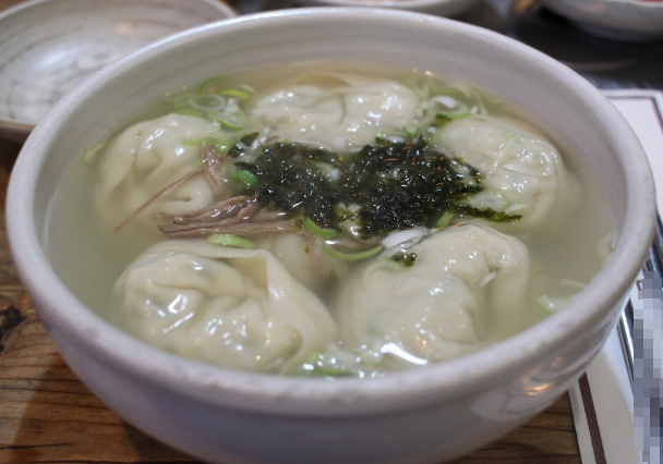 한국의 분식 만둣국