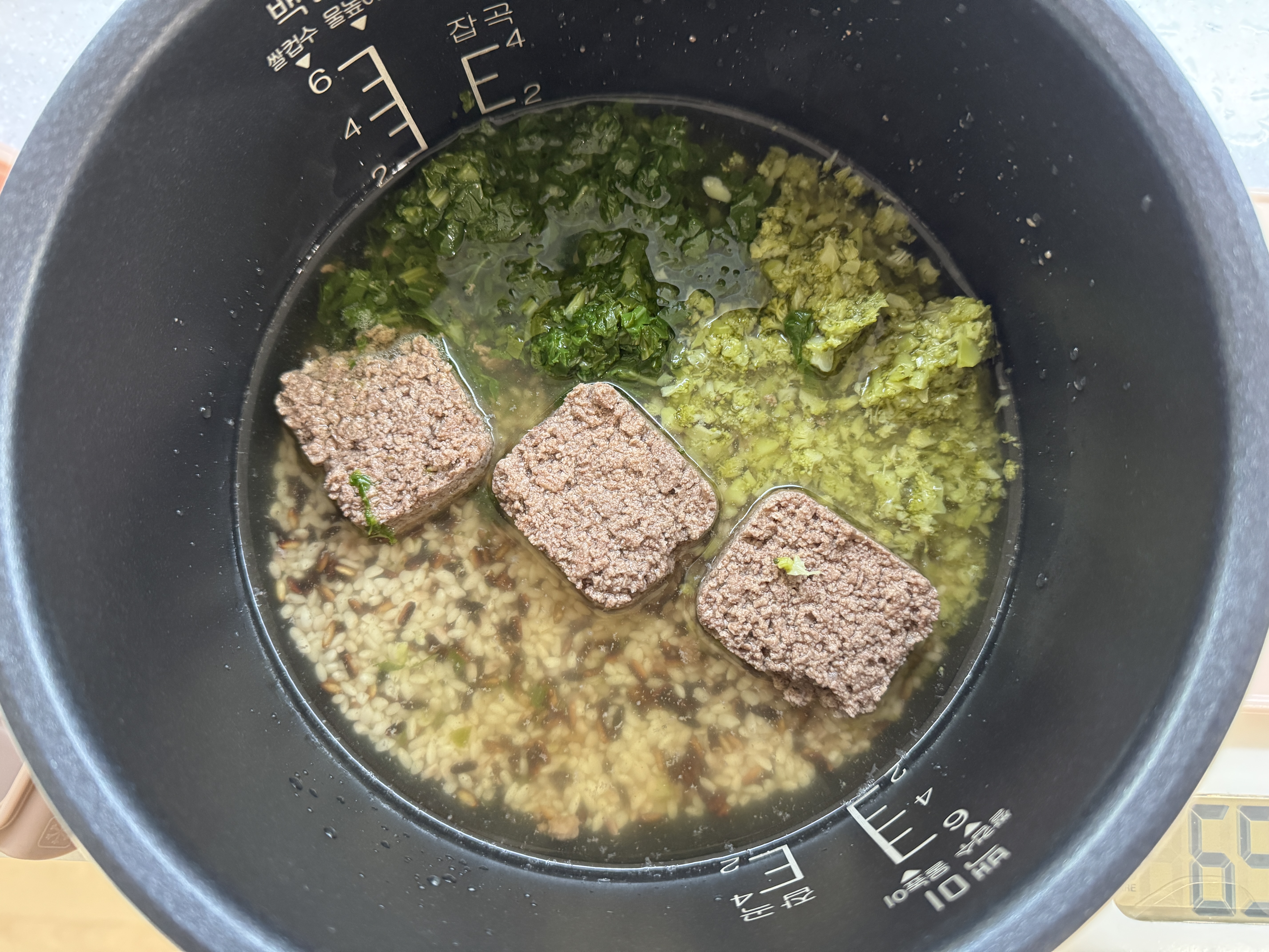 밥솥에 쌀과 흑미, 소고기, 브로콜리, 케일을 넣은 사진