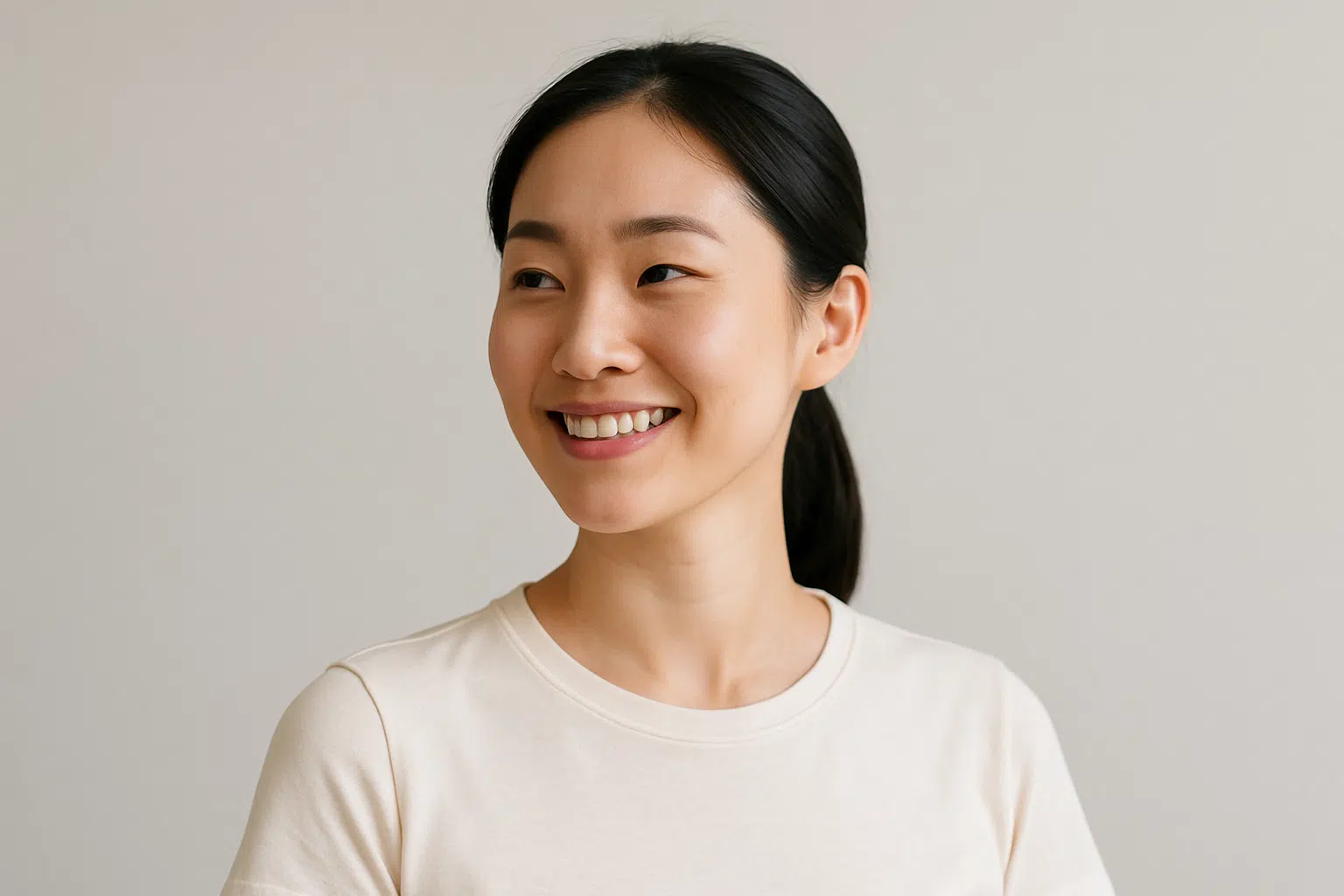 고개를 편안히 돌리며 미소 짓는 사람