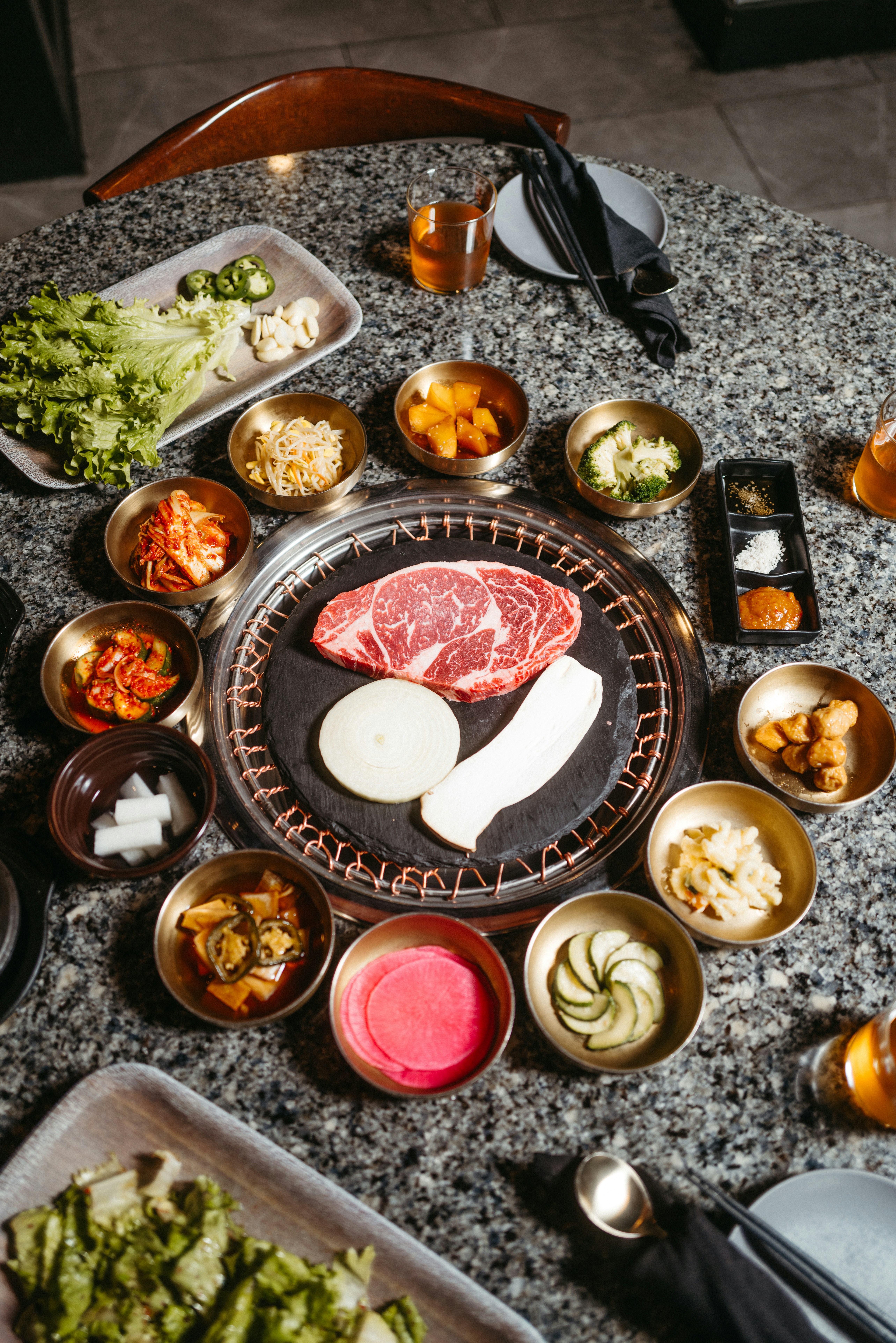 식탁 위 여러가지 한국 반찬들