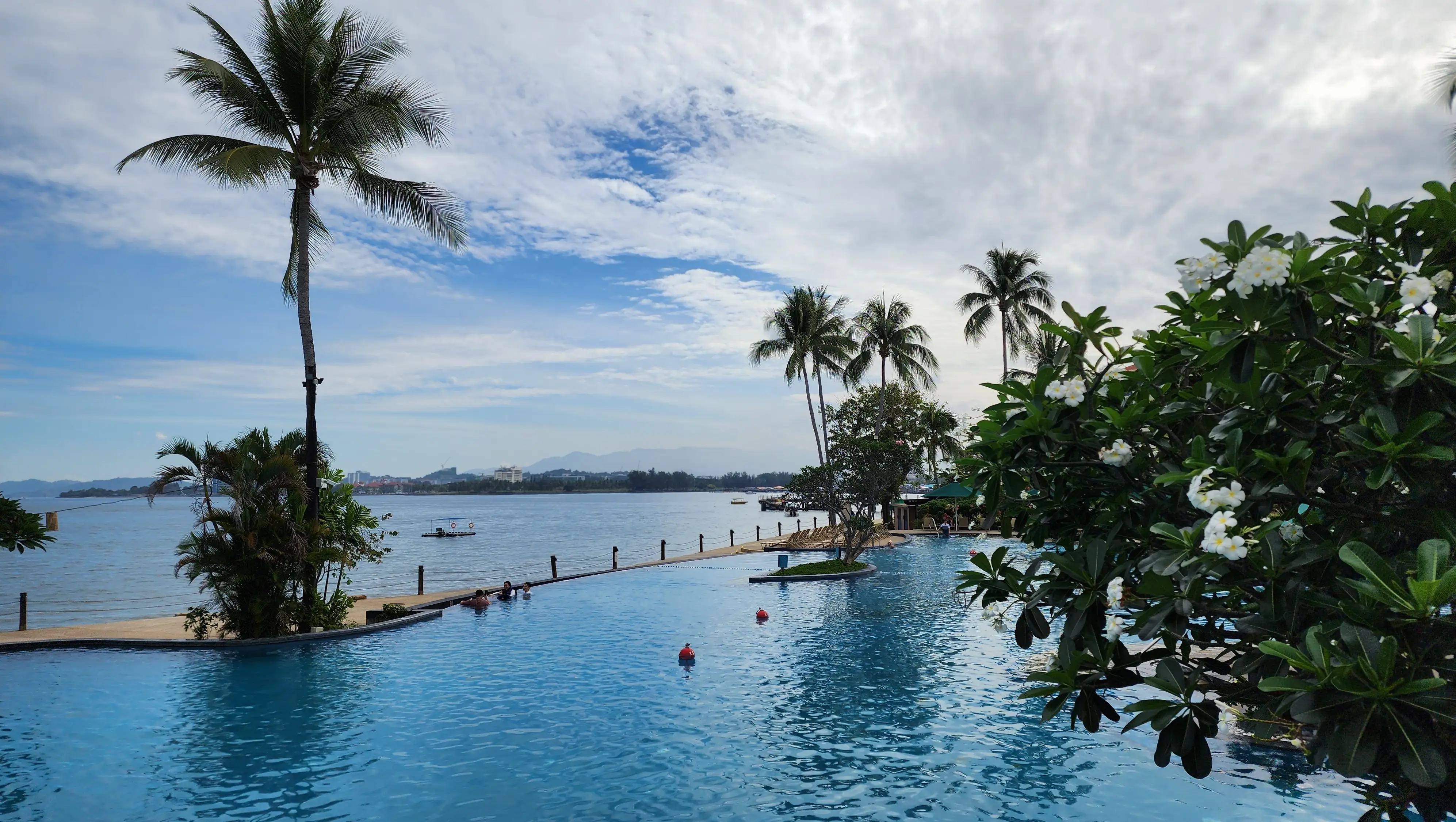 샹그릴라-탄중아루-수영장-성인풀-01