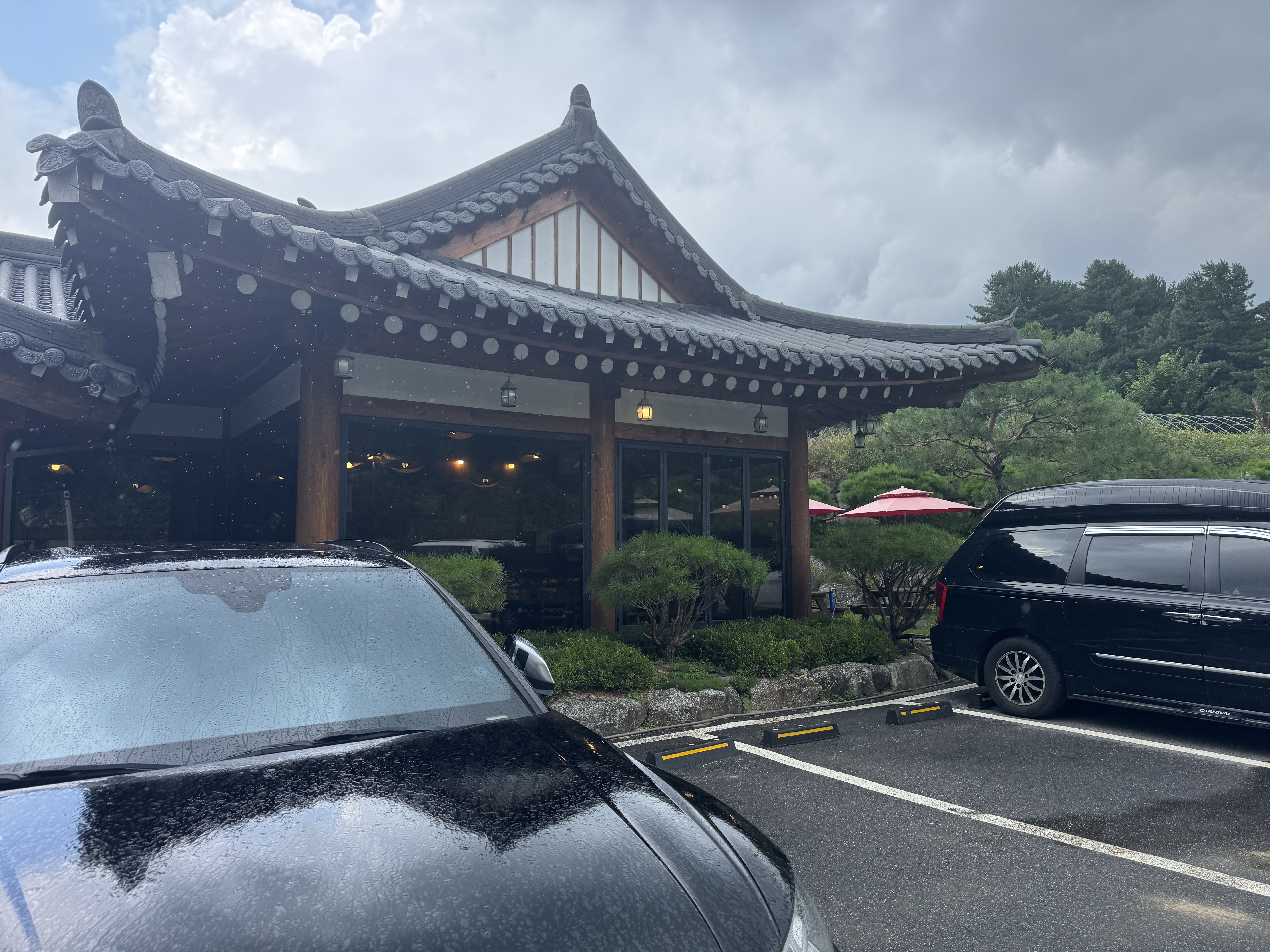 가평 청담 식당 기와집 외관 전경&amp;#44; 넓은 마당과 전통미가 돋보이는 모습