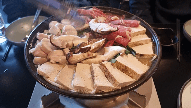 나베가 나오면 직원분께서 버섯도 잘라주시고 간단하게 손질을 해주셔서 편하게 먹을 수 있어요.