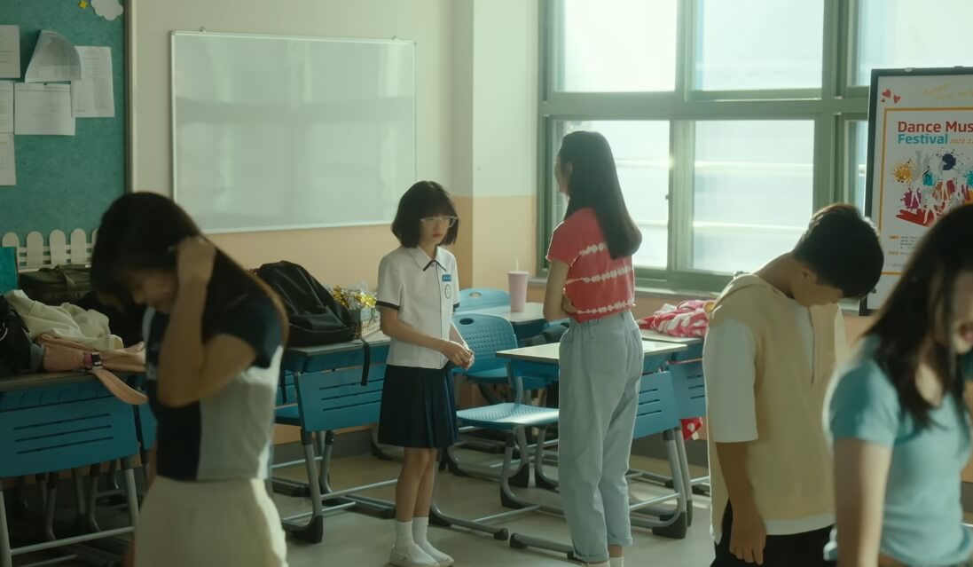 댄스 동아리실에서 얘기하고 있는 혜림과 이나