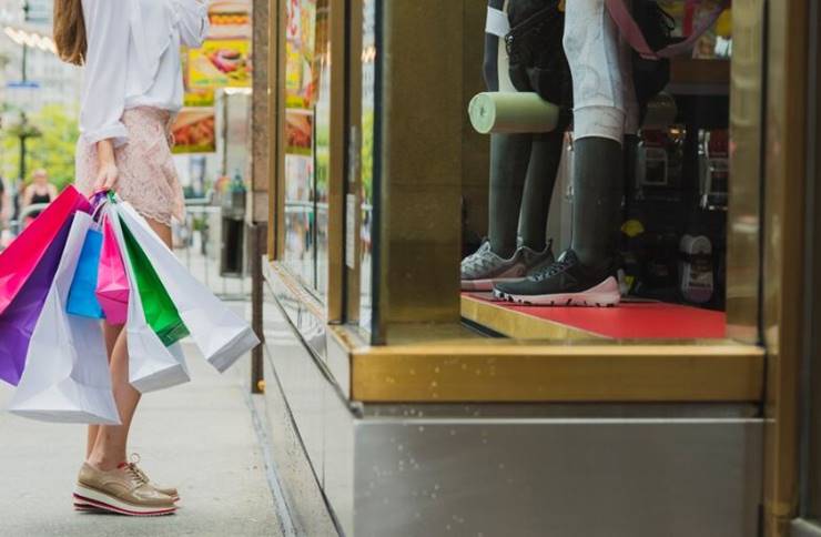 옷을 구경하는 여성