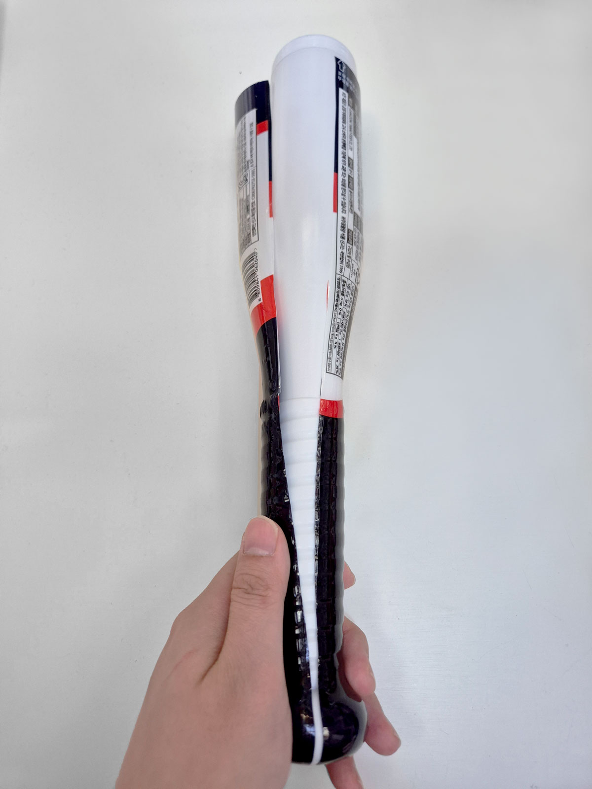 중앙을 갈라 포장을 벗겨내는 사진