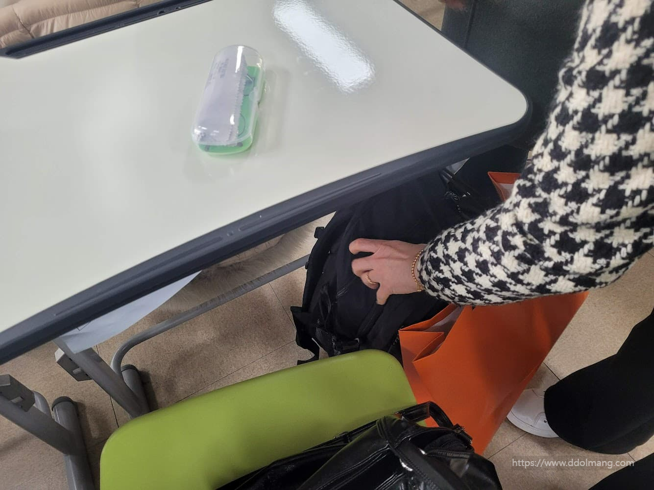 북일고 책상. 입학실 때 잠깐 들린 아이의 자리. 떨어져 있으니 항상 보고 싶다