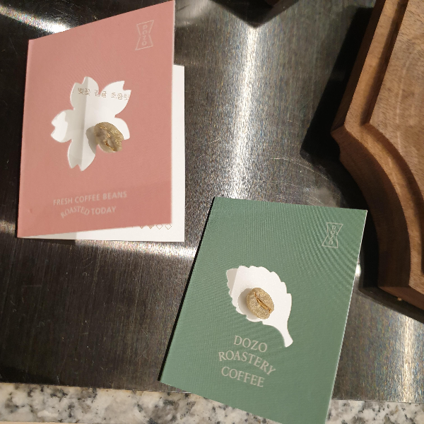 도조 커피 더현대 서울점: 현장에서 바로 로스팅해 주는 여의도 카페_노트 카드_외부