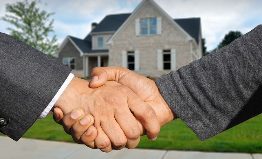 악수하는 계약자 사진
