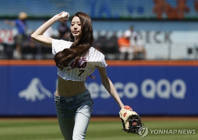 장원영 청바지 메츠 시구 관련 이미지