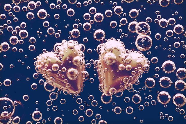 물방울 속에 들어 있는 하트모양 구슬