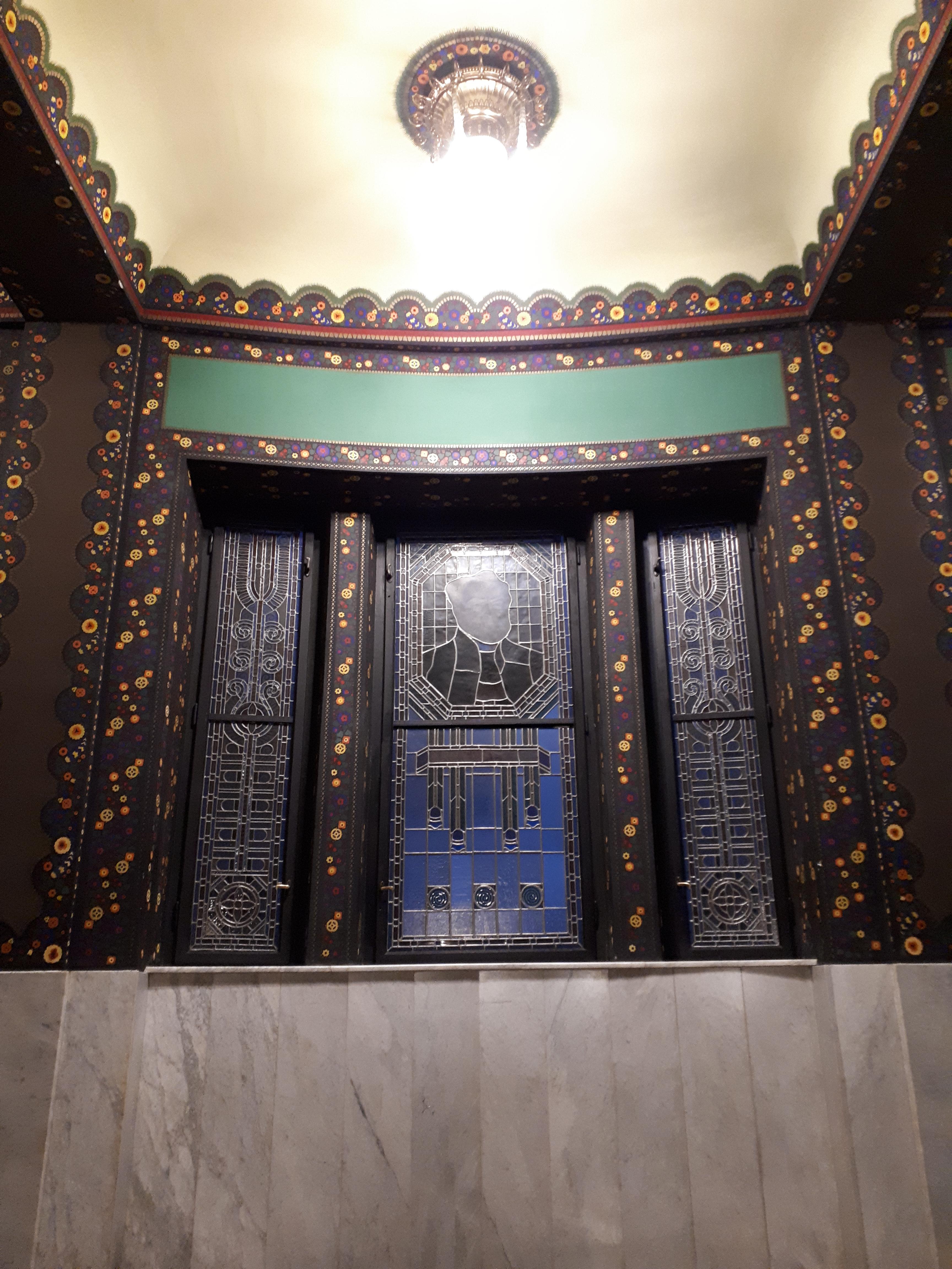 루마니아 트르구무레슈 장미 광장 극장 건물 창문