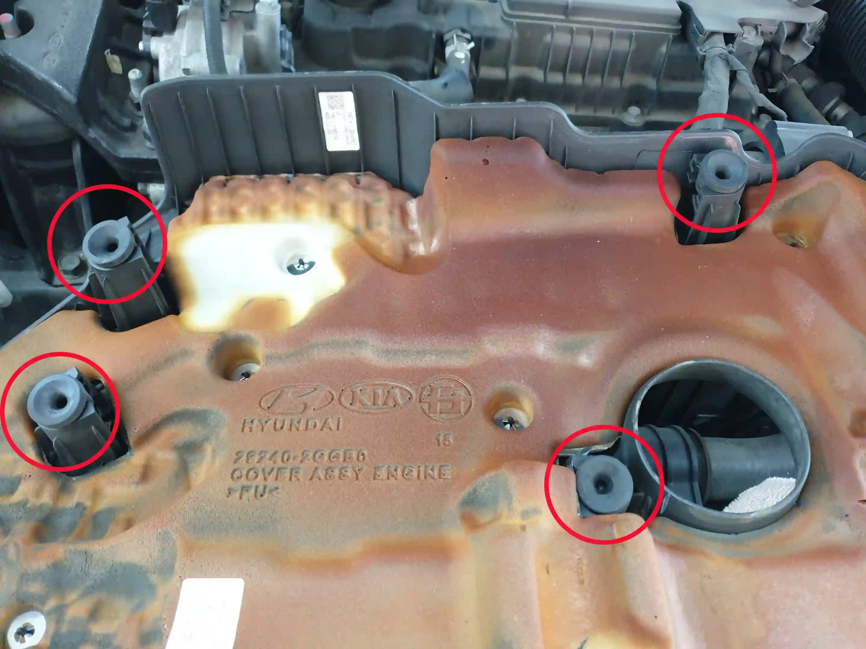 엔진 커버 결합 부위 - 커버