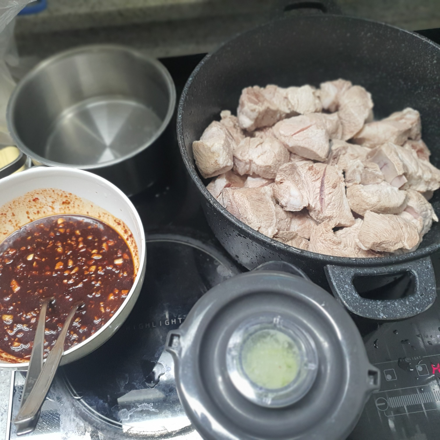 깨끗히 싯어놓고 칼집을 내줍니다
