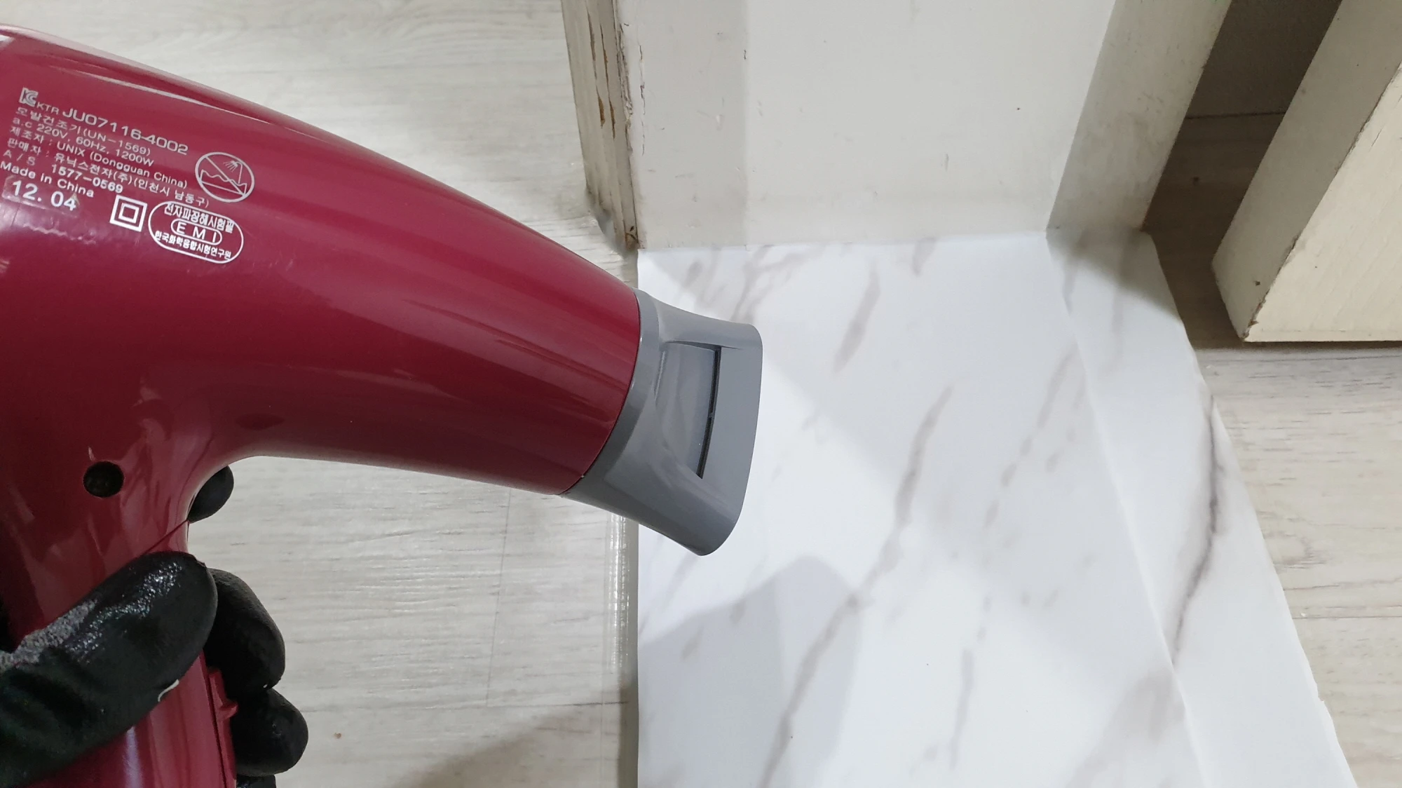 시트지 가열하는 모습