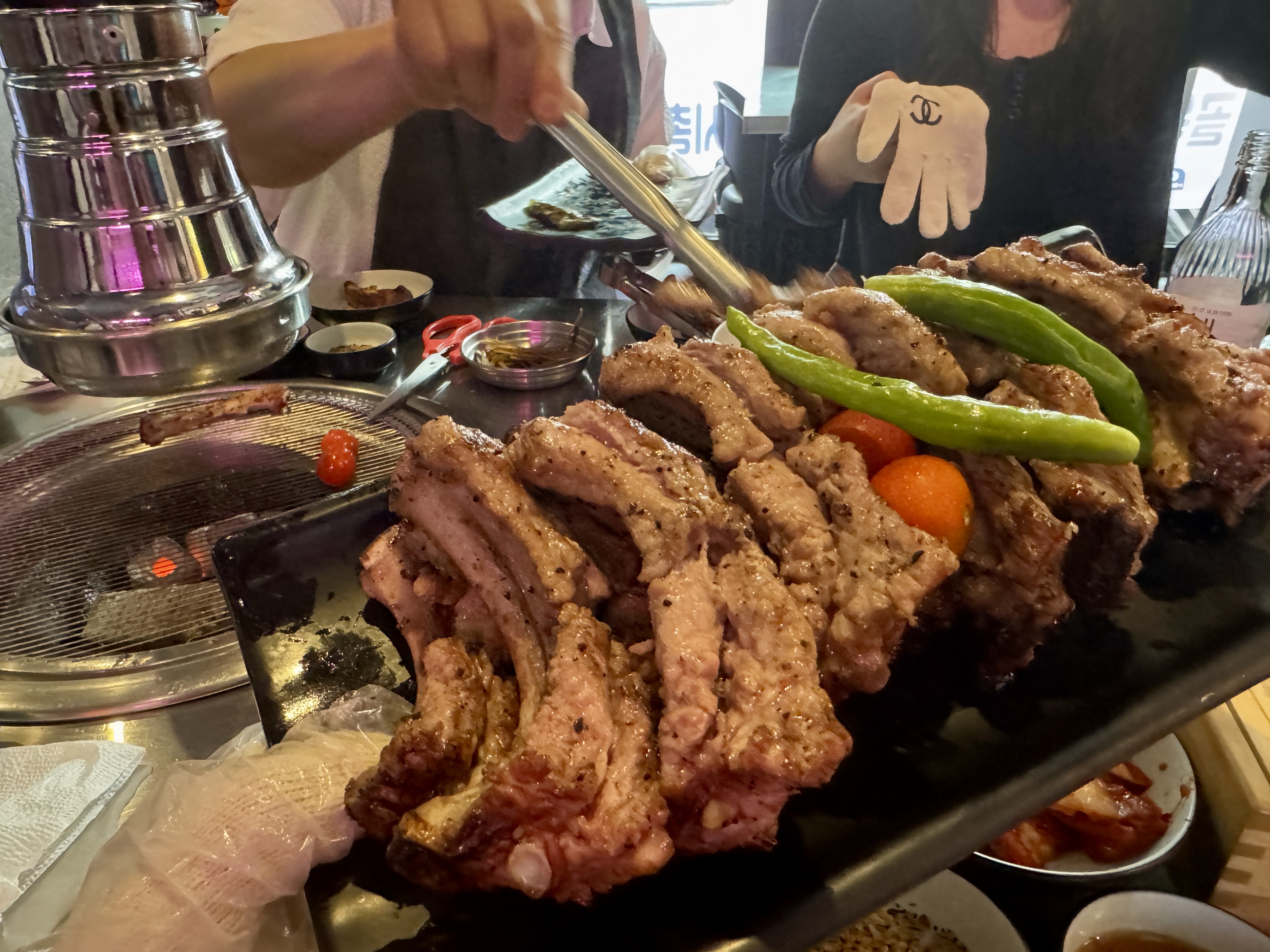 강남 쪽갈비 논현점 초벌된 쪽갈비, 숯불 향이 더해진 갈비 한 판