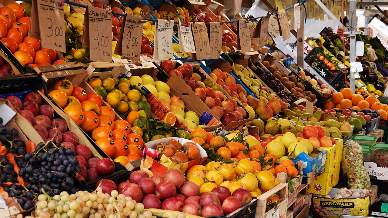 시장 진열대에 놓인 과일 사진