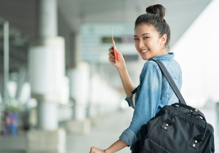 추석 연휴 인기 여행지 항공권과 숙박비 상승, 공항 출국 준비 장면