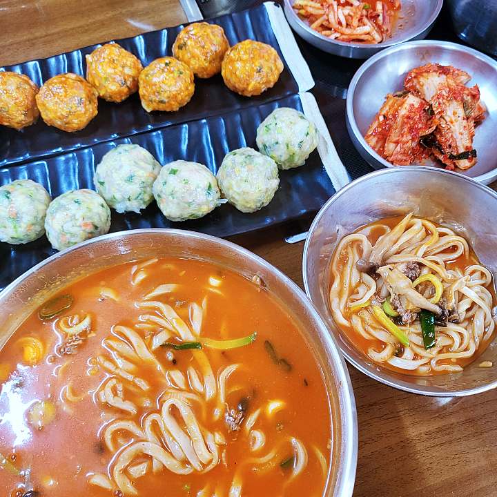 구로 신도림 가게 만두전골 36년 전통 수제 손만두 감자옹심이 칼국수 온콩국수 맛집 추천