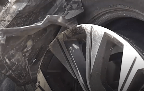음주 운전자가 사고를 낼 때 타고 있던 차량 바퀴가 손상된 모습
