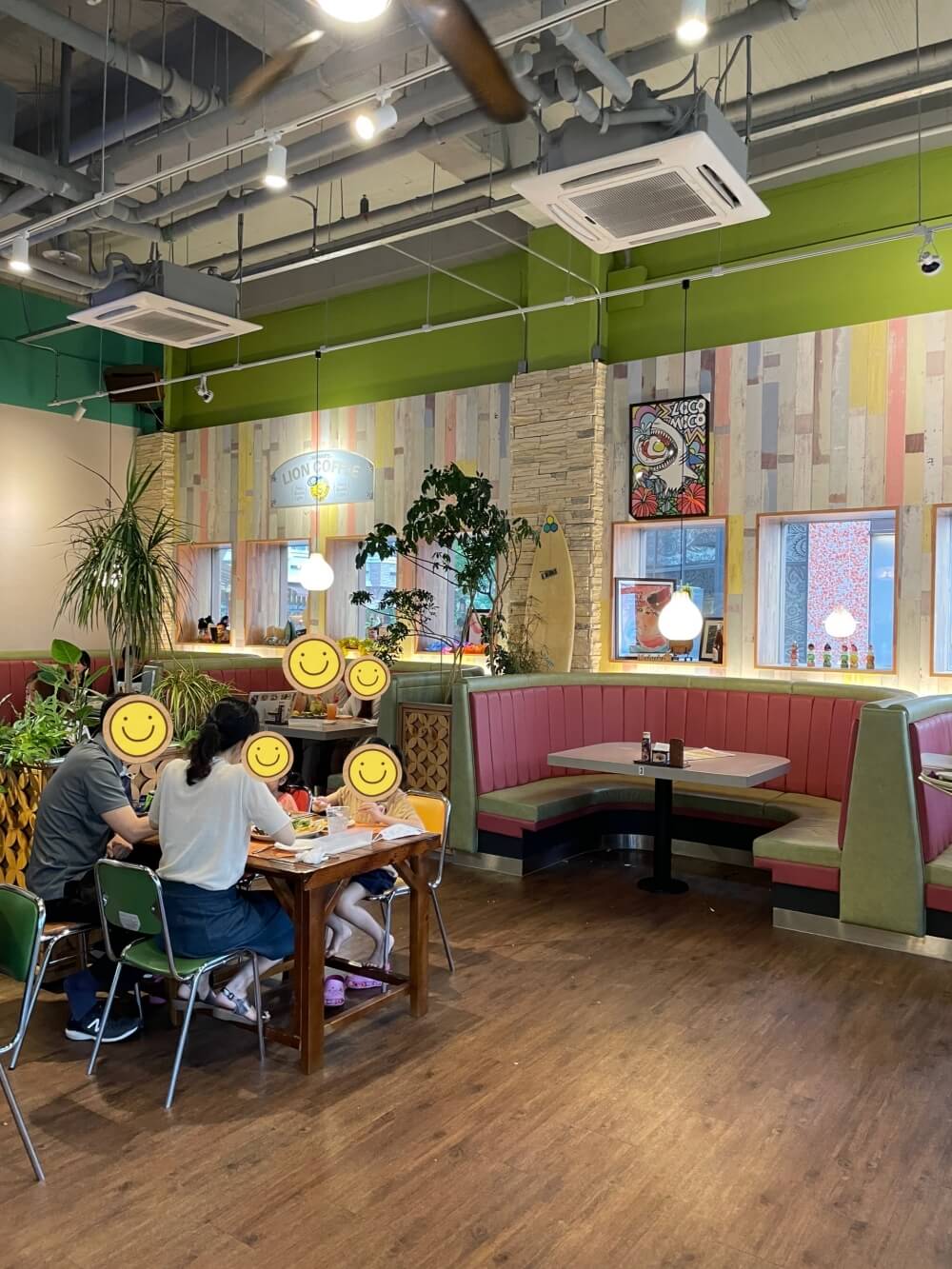 봉주르하와이-실내-좌석