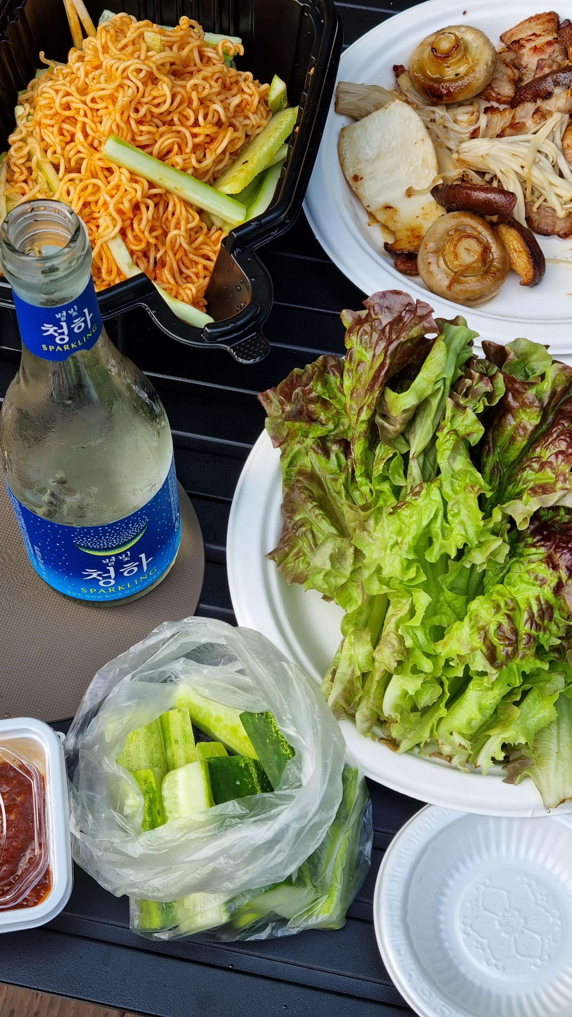 캠핑 비빔면