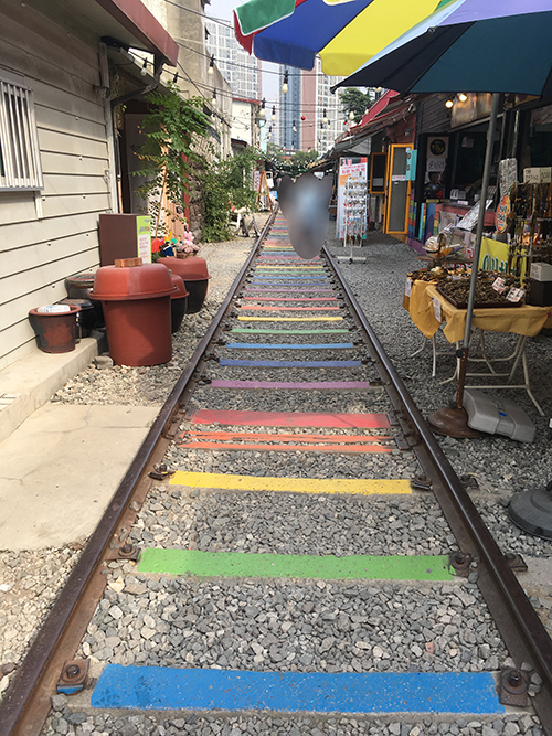 무지개색-칠해진-철길