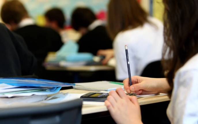 대학교에서수업중인여학생모습