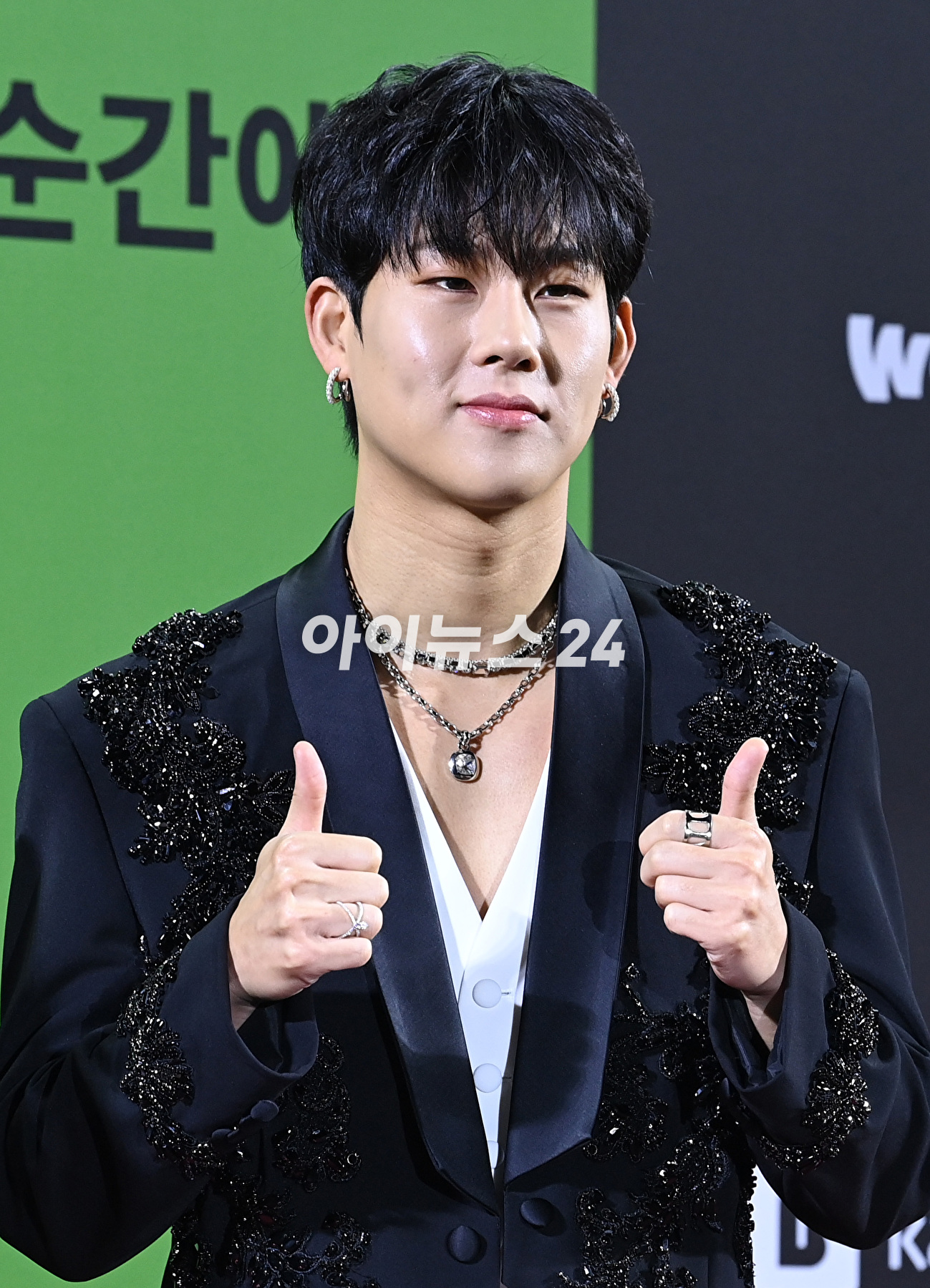 그룹 몬스타엑스 주헌이 26일 오후 서울 고척스카이돔에서 열린 '2022 멜론뮤직어워드'(MMA 2022) 레드카펫에 참석해 포즈를 취하고 있다. [사진=김성진 기자]