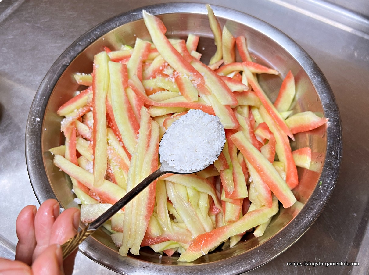 수박껍질(흰살) 무침에 들어갈 수박 흰살을 소금에 절이기 위해 소금을 넣어주는 사진