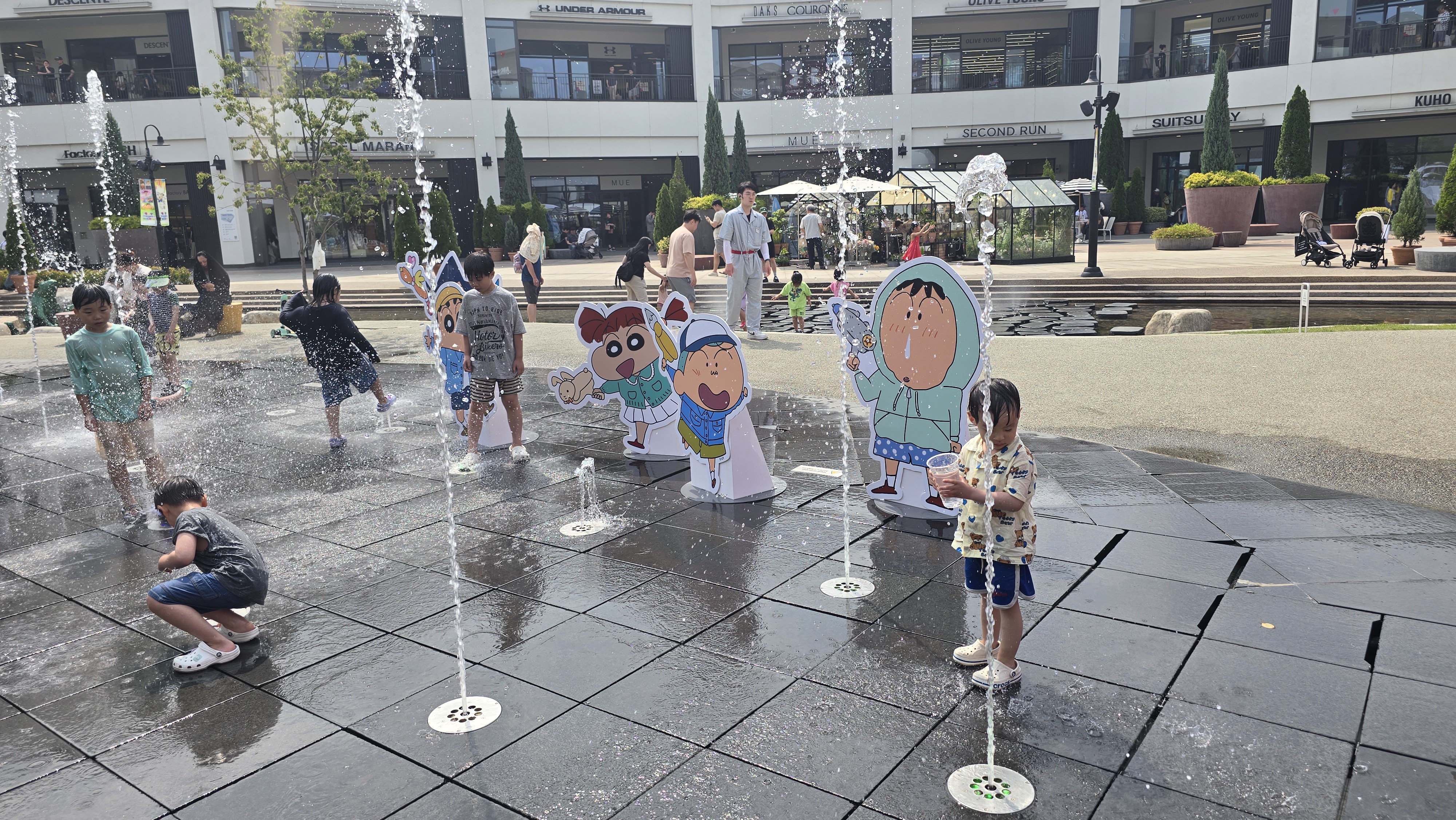 김포 현대 프리미엄 아울렛 짱구 테마 이벤트 수변광장 바닥분수에서 물놀이하는 아이들과 짱구 조형물 포토존 모습