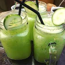 오이스무디가 두잔이 놓여있습니다.