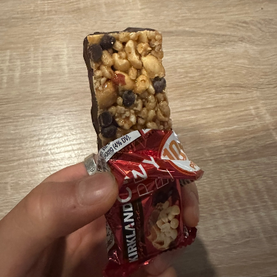 견과류로 보이는 앞면