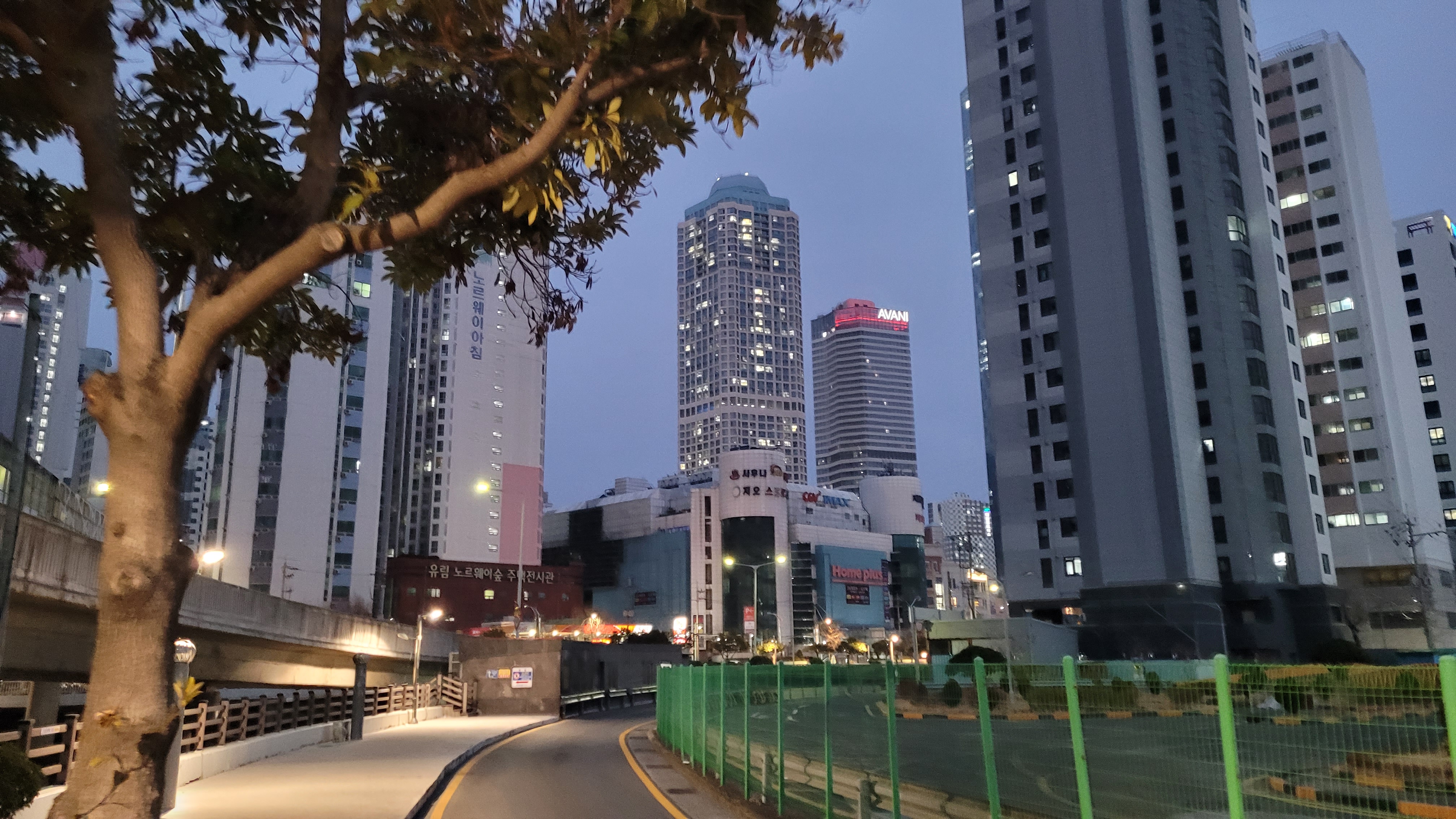 멀리 보이는 아바니 센트럴 부산 호텔 야경