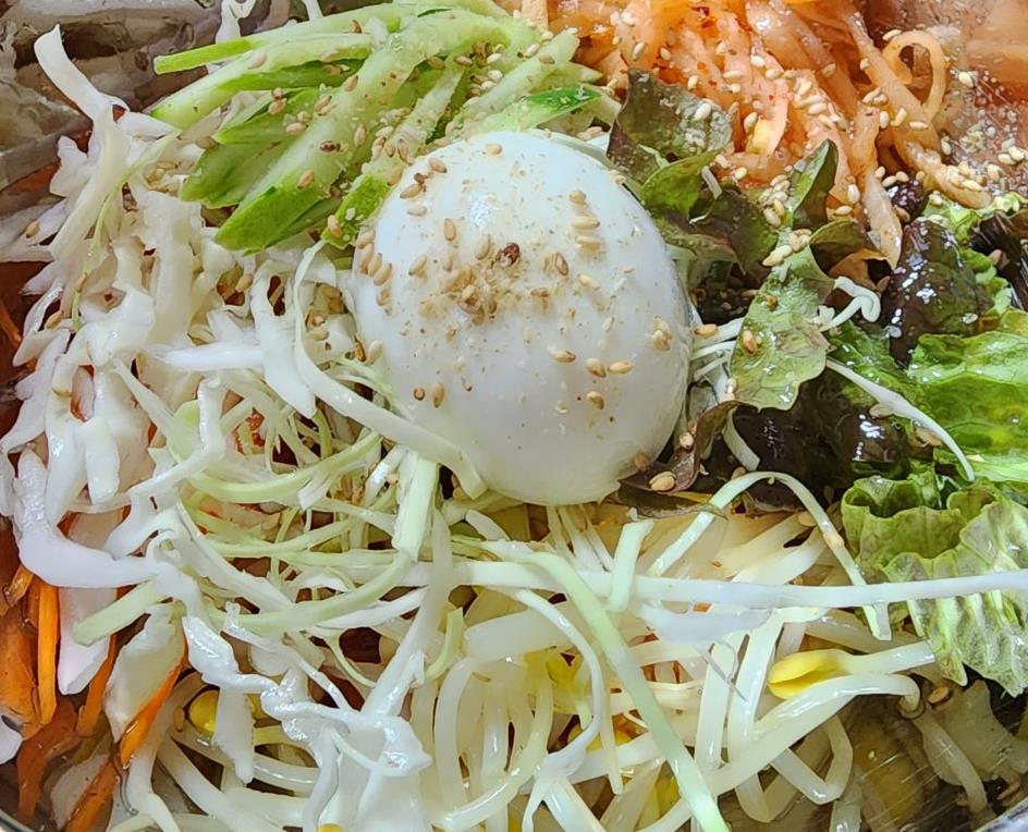 신선한 채소가 올라간 생활의 달인 은둔식달 서울 중구 대표 쫄면