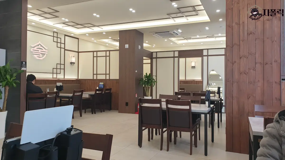 솥뜨락-가게내부-조명