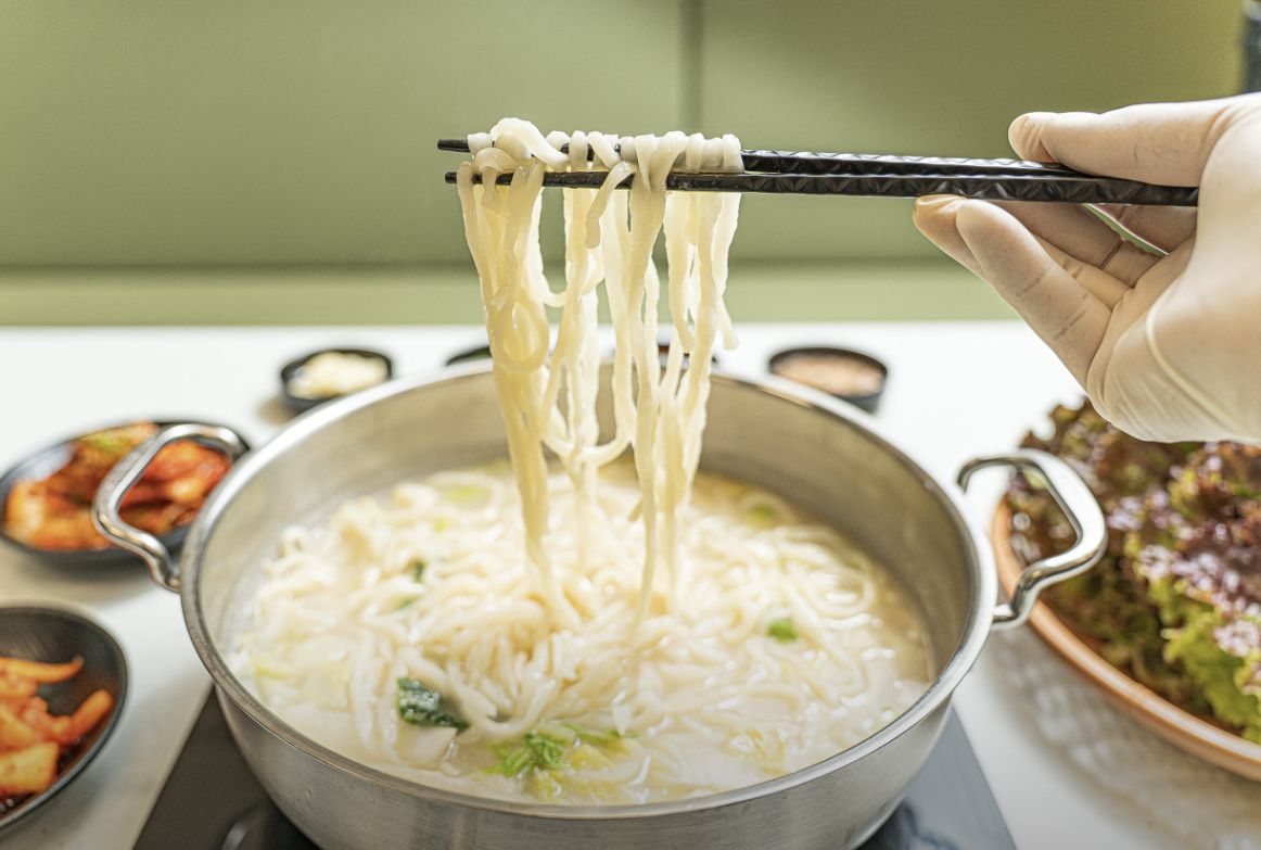 경기 부천(부천시청역) 한우 사골칼국수+국내산 보쌈 무한리필 맛집 | 2TV 생생정보 방송 나온 국보1호점