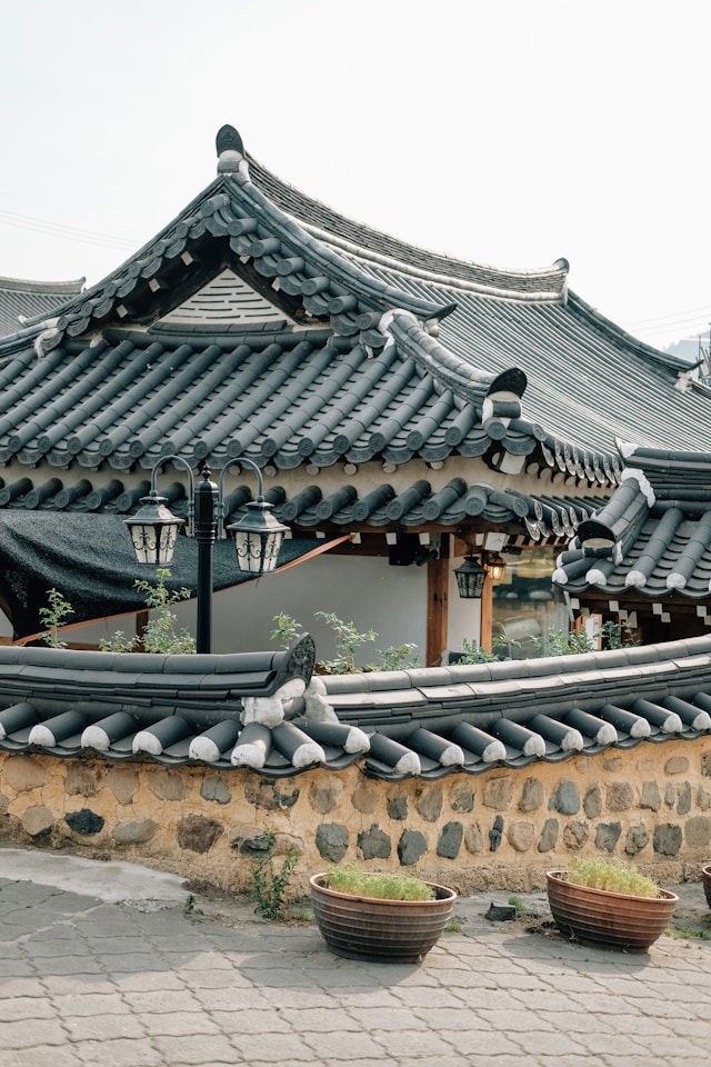 햇살 좋은 날씨의 경주 어느 기와집