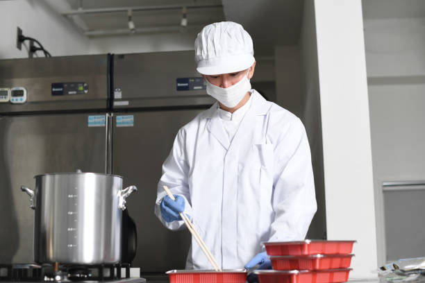 조리복을 입고 실습 중인 조리기능사 수험자의 모습