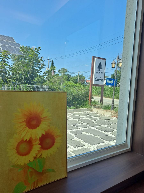 매장안에서 바라본 연리지 입간판