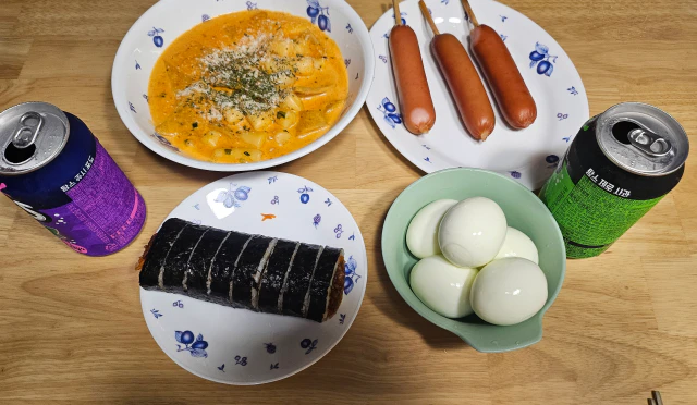 밀키트 떡볶이와 편의점 분식 세트