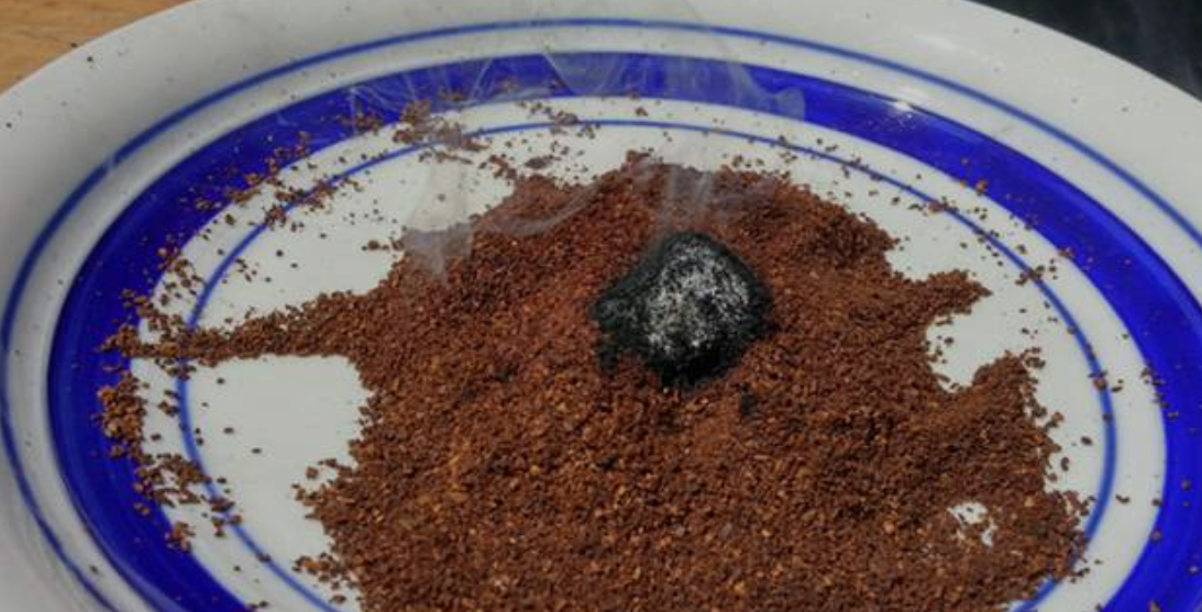 커피가루 태워서 모기 퇴치하는 사진