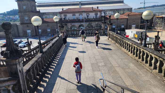 우리의 렌트카를 픽업할 허츠 사무실이 있는 산티아고 기차역